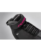 Ghete moto Roadster femei All Season Ixon model Gambler LS - Negru/fuchsia (roz)